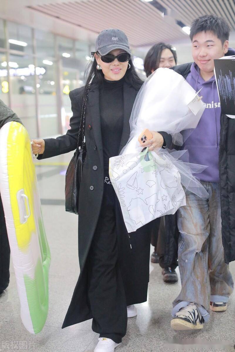 袁娅维抵达长沙录制浪姐5,遇粉丝送划艇应援物_机场_全黑_心情
