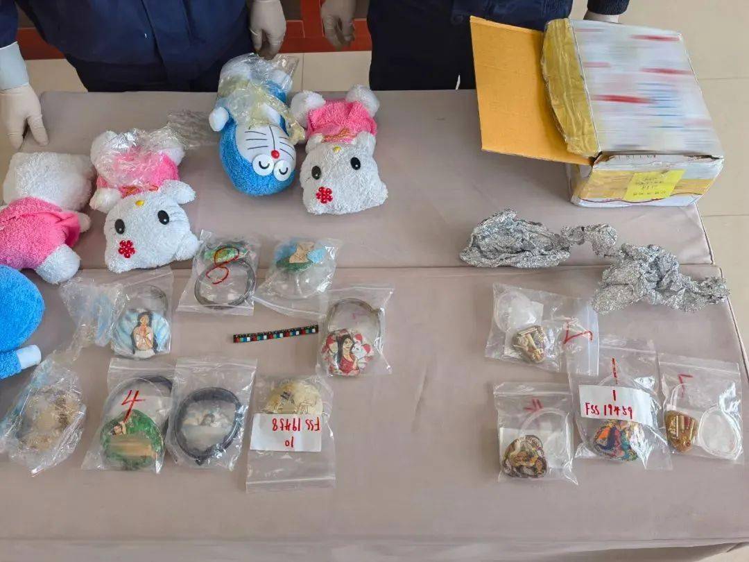 根据风险布控指令,在对2个申报为"玩具""护身符"的邮件使用ct机检查时