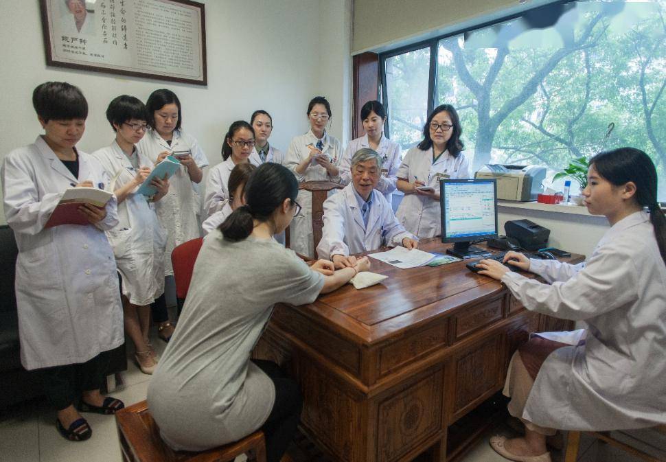 图 | 鲍严钟主任日常诊疗中时隔4个月,基础条件不佳的"困难"夫妻经过