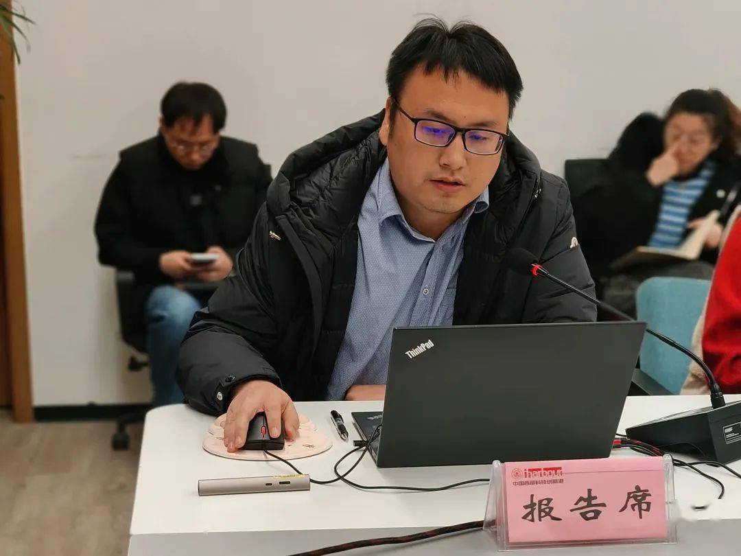 公司经营班子及全体员工参加会议.创新港发展公司总经理石翔主持会议.