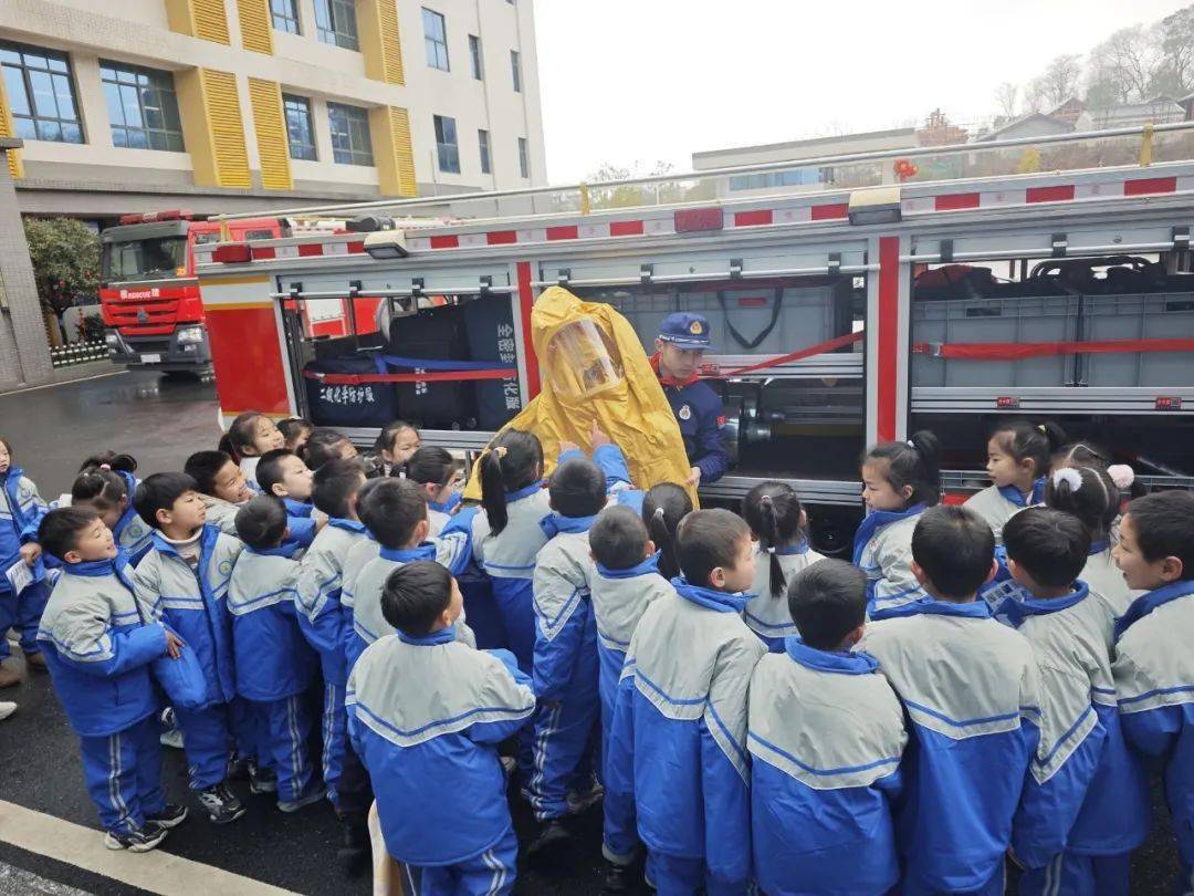 宜春市少先队总辅导员,市消防救援支队团委书记李季走进四(4)中队,为