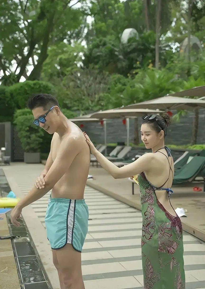 王雷妻子晒全家福,李小萌穿泳装秀辣妈身材,俩儿子长相如双胞胎