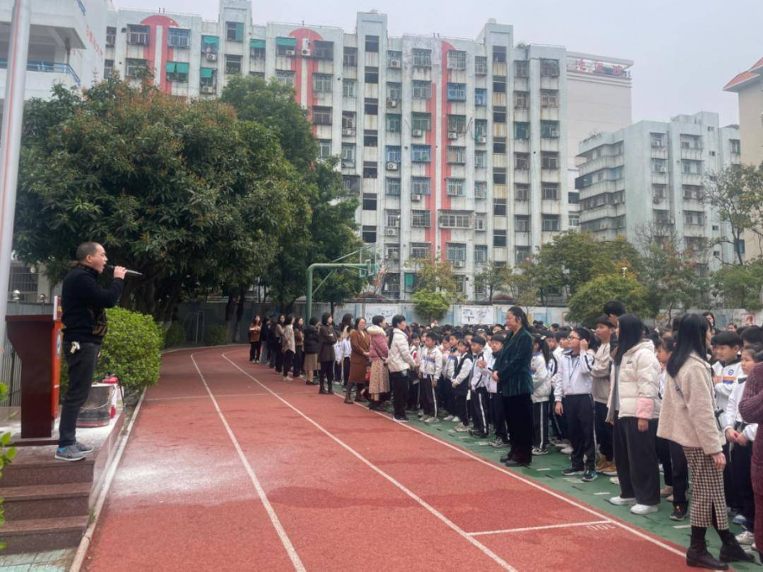 防患未燃以练筑防丽日小学开展消防安全疏散演练活动
