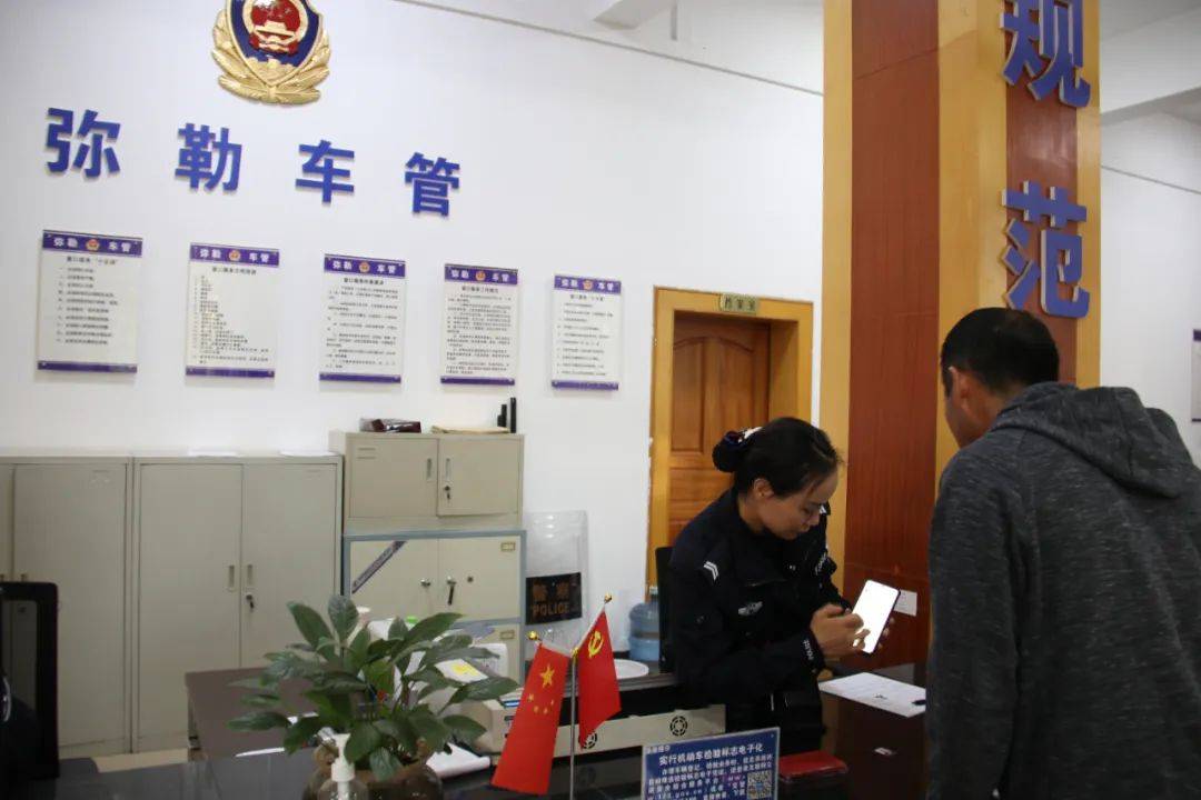 大力推行私家车新车上牌免查验,便利二手车交易,小客车转让登记"一证