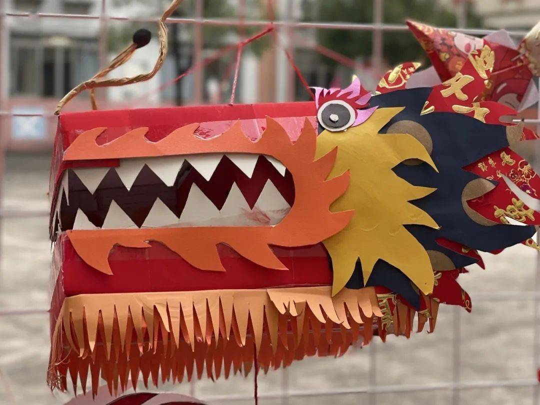 "金龙闹新春,快乐迎元宵"