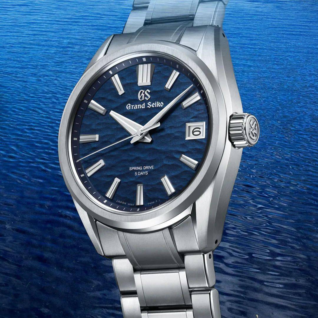 slga019g的表壳和表链,采用了白钛材质.