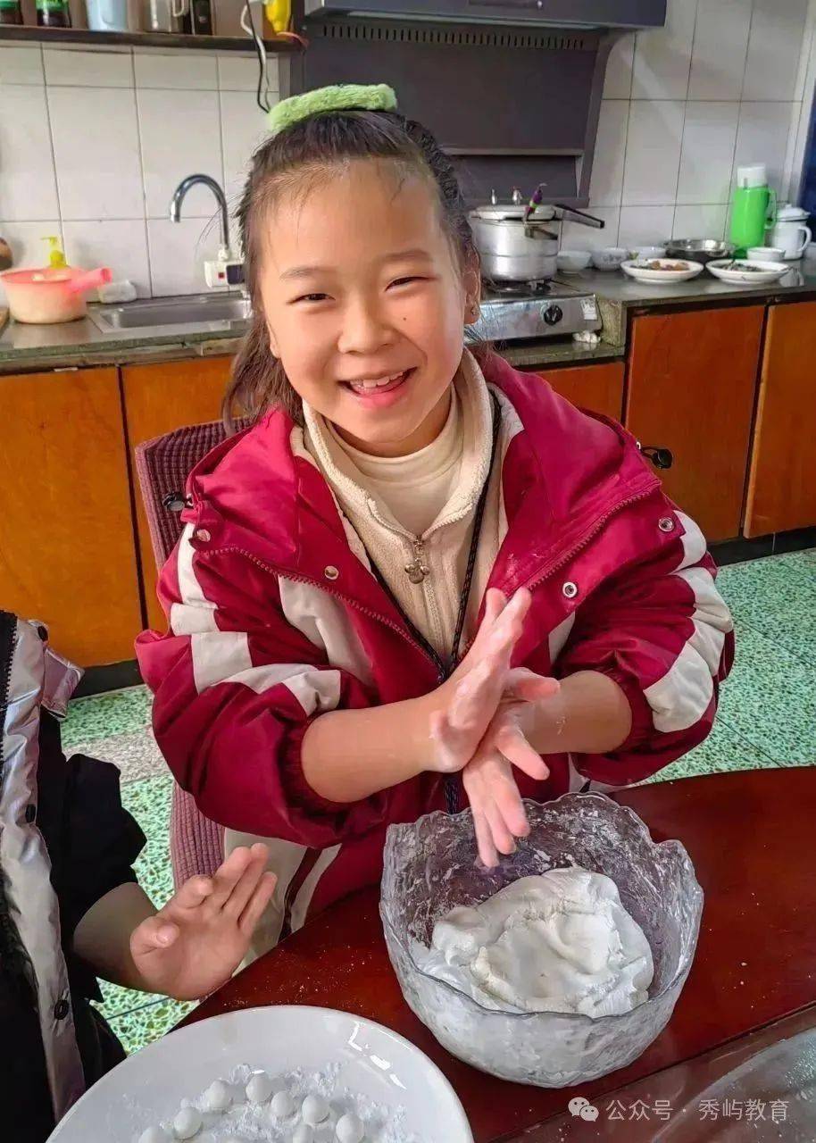 元宵节当天,同学们与家人们参加做豆腐,做红团,包