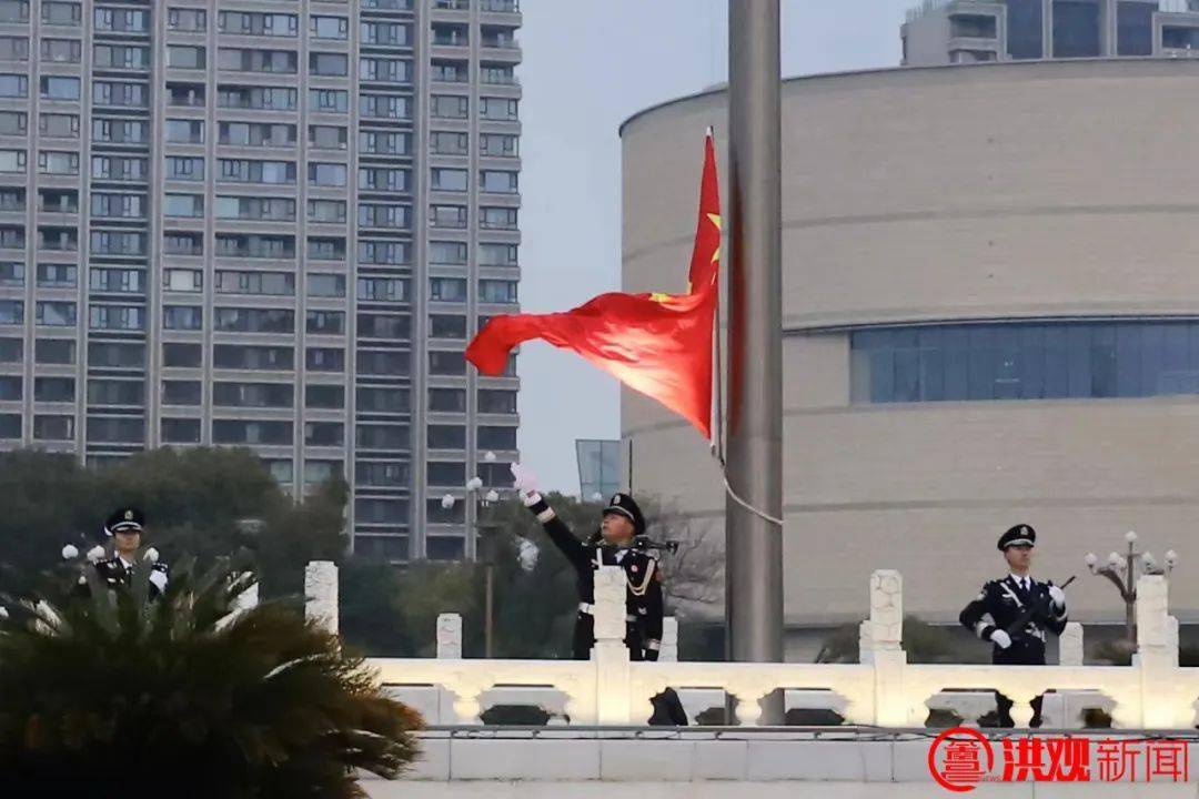 今早的南昌八一广场太燃了_活动_国旗_游客