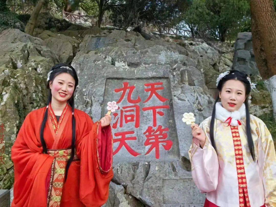 追一波让朋友圈先吃的潮流拿着雪糕与景点合影打卡"渔洋阁""水风车""