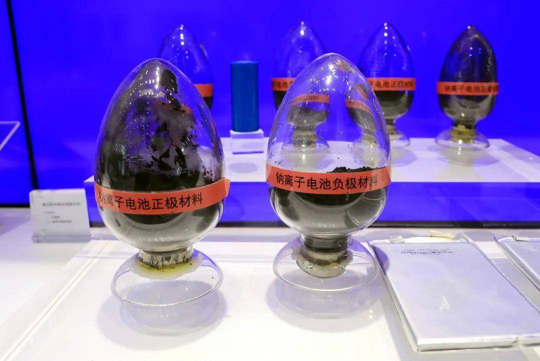 此时,业界流传着一句话,天然石墨看贝特瑞,人造石墨看杉杉.