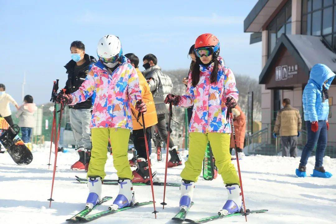 横冲国际滑雪场位于鄂西北荆山山
