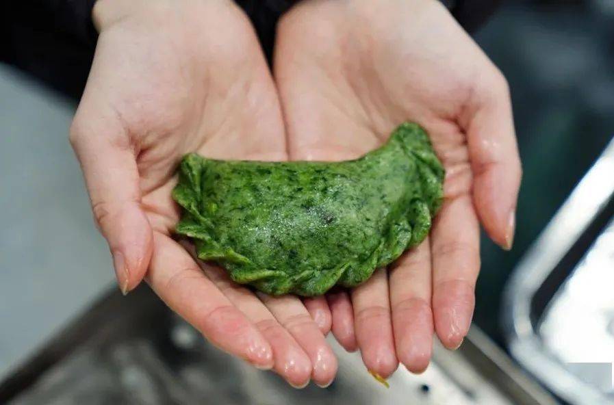 看起来简单,现在真的很少人愿意做了;米粿叔说了,除了野生艾草越来越