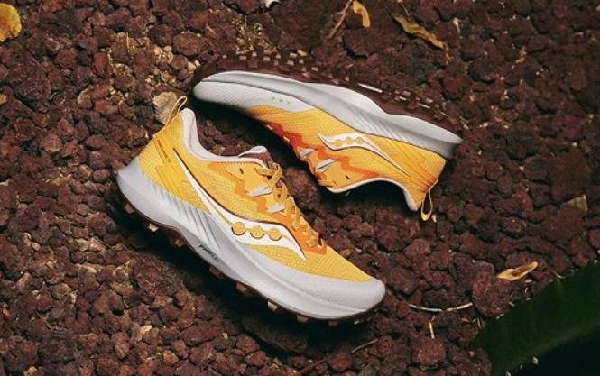 索康尼_运动_特步