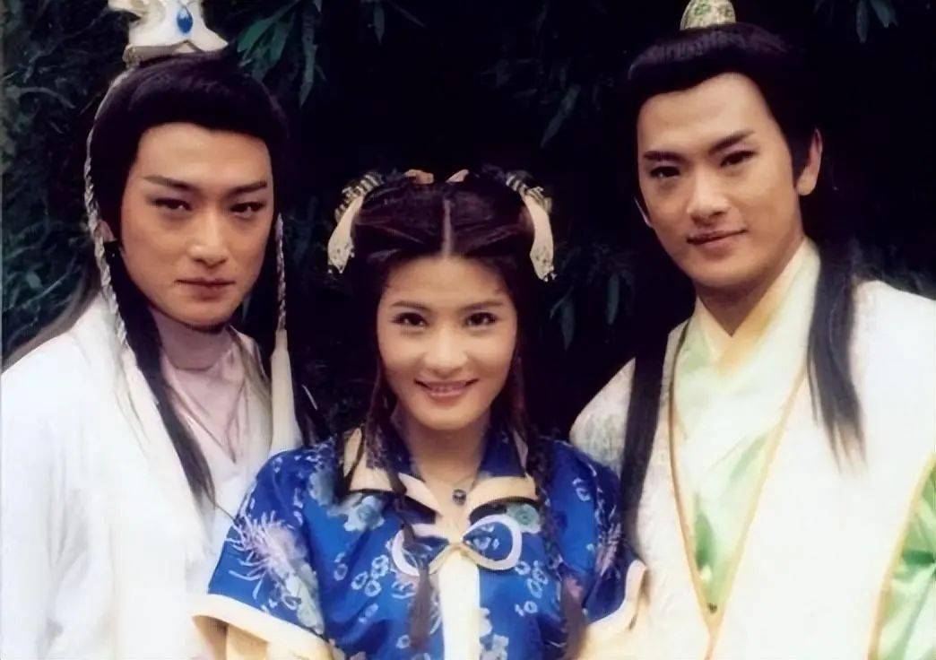 54岁演员邵峰定居加拿大,豪宅内打球吃烤羊,桌上茅台洋酒成排