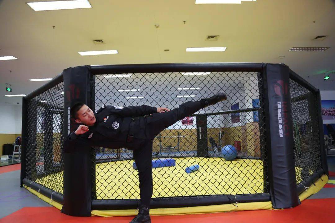 从240斤胖子到"最帅"特警,看这些真实版"热辣滚烫"_张峥_张昊_韩春