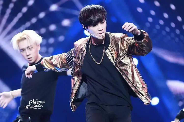 他俩同框太炸了!_张艺兴_金希澈_偶像