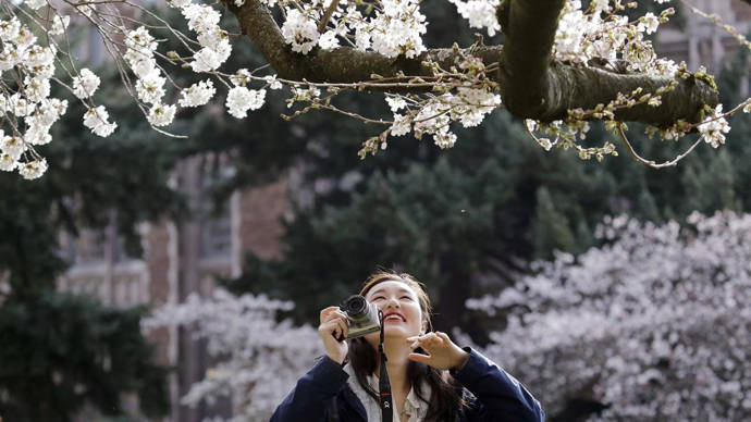 改革开放时代大潮中,中国女性迈出国门闯荡世界,发生了怎样的故事