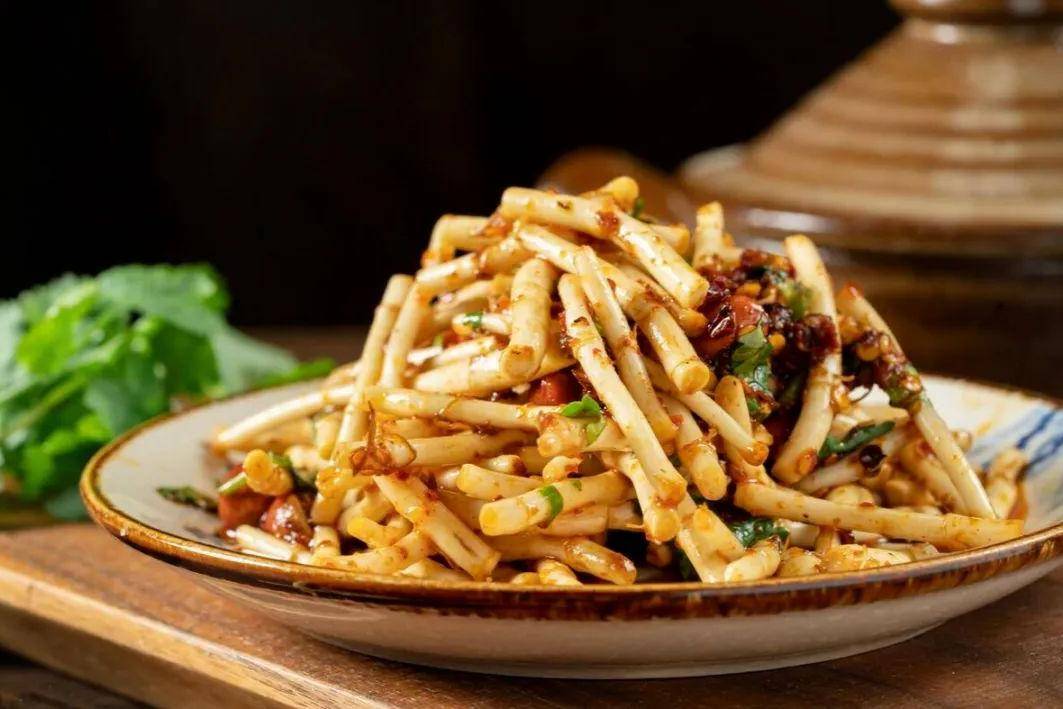 拇指大小自带青涩味的微微果酸是纯天然的酸味调料大理人善于运用各种