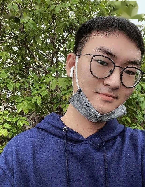 辅导员 李泽洋新的学期已到来,熟悉的校园在眼前.