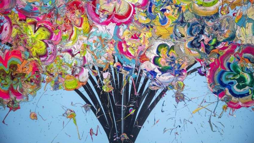 在本次展览中,奥田雄太借用"花"系列,"凝视"系列与"生肖"系列,呈现