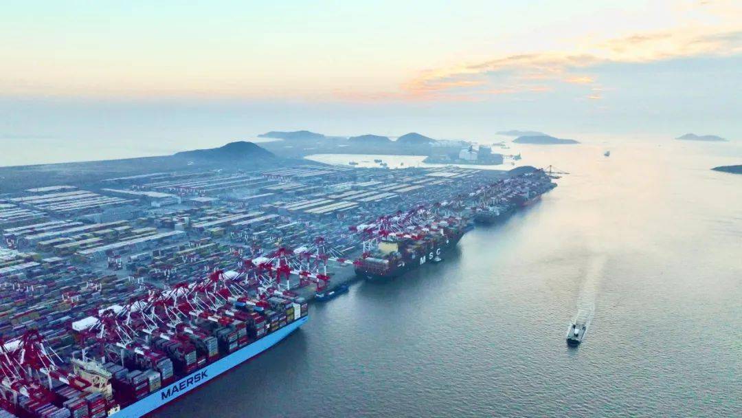 航线,通达世界100多个主要港口,集装箱年吞吐量近2500万标准箱,占上海