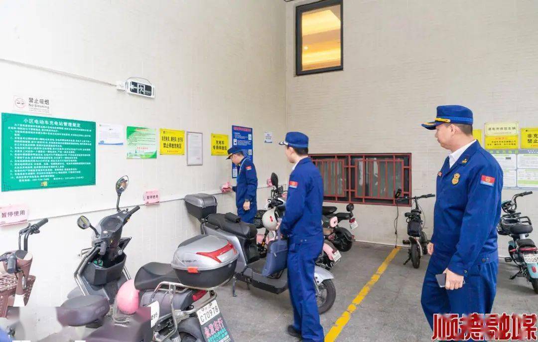 针对问题,该小区物业管理人员胡小姐表示,将重新规划电动自行车的停放