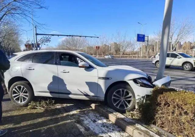 第二种方式(仅造成轻微财产损失,并且基本事实清楚的)拨打122,报告