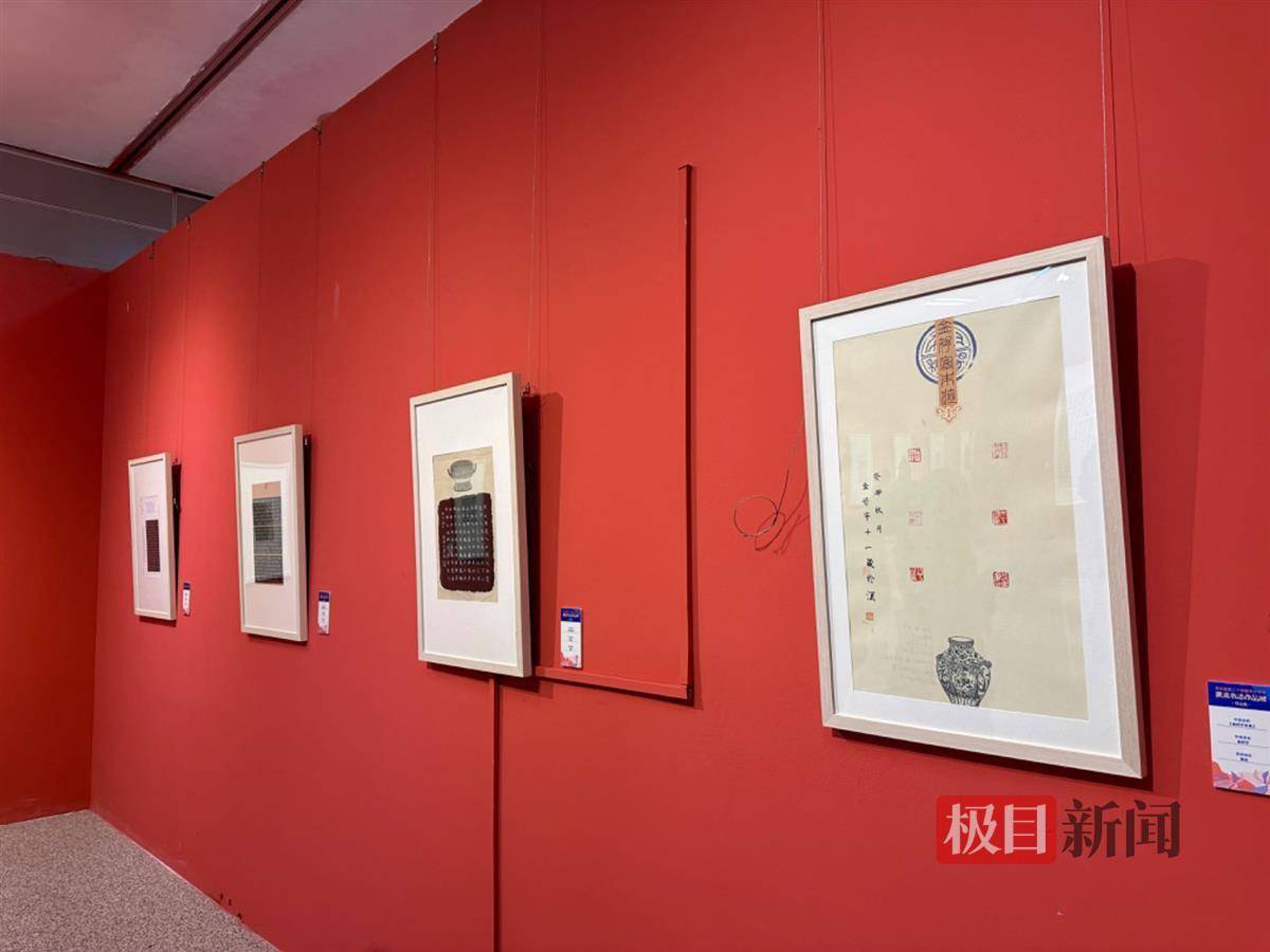 她的作品《江城揽胜》选用油画棒等材料,及剪贴画的风格,描绘了武汉