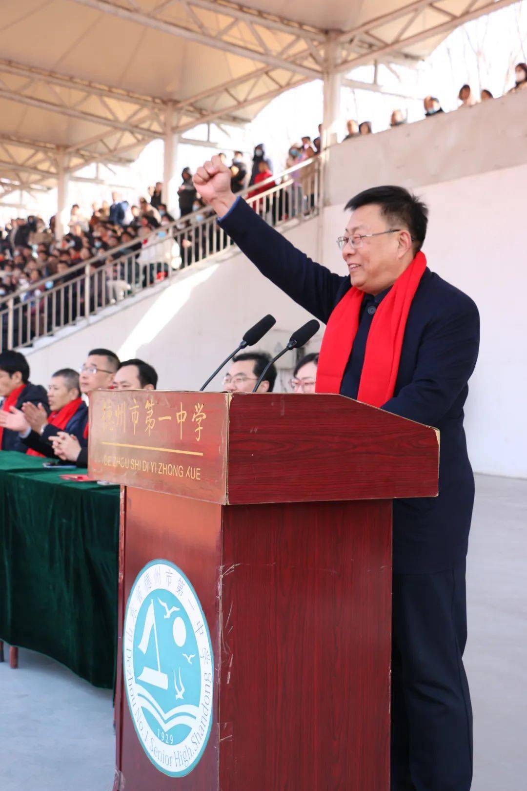 副校长康荣光代表学校党委致辞.