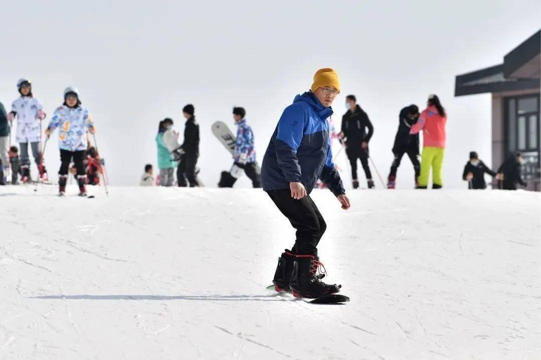 横冲国际滑雪场位于鄂西北荆山山