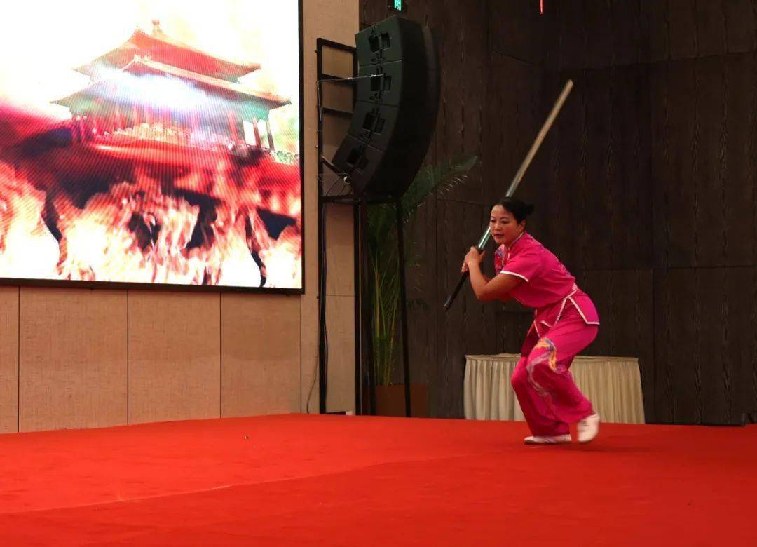 (何秋红表演双手剑)(赵青表演陈式太极春秋大刀)(穆雅玲,刘文华,韩宝