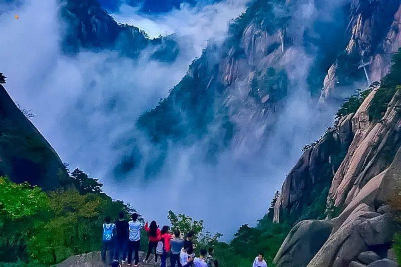 黄山门票190元,黄山景交车38元,宏村团体93元(门市104元),木坑竹海