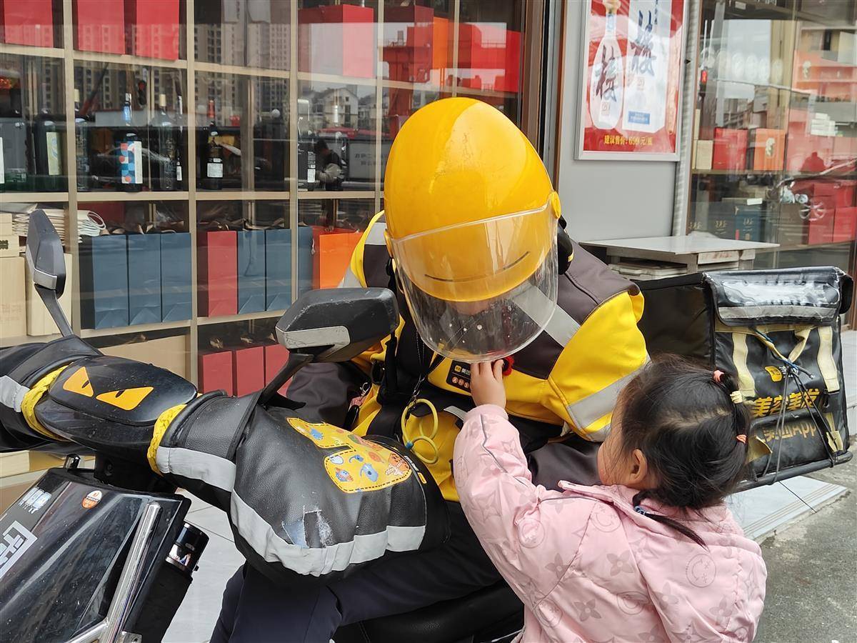 他们拿着小抹布清洁起了玩具车,皮球等运动器械,还整理了图书,帮助