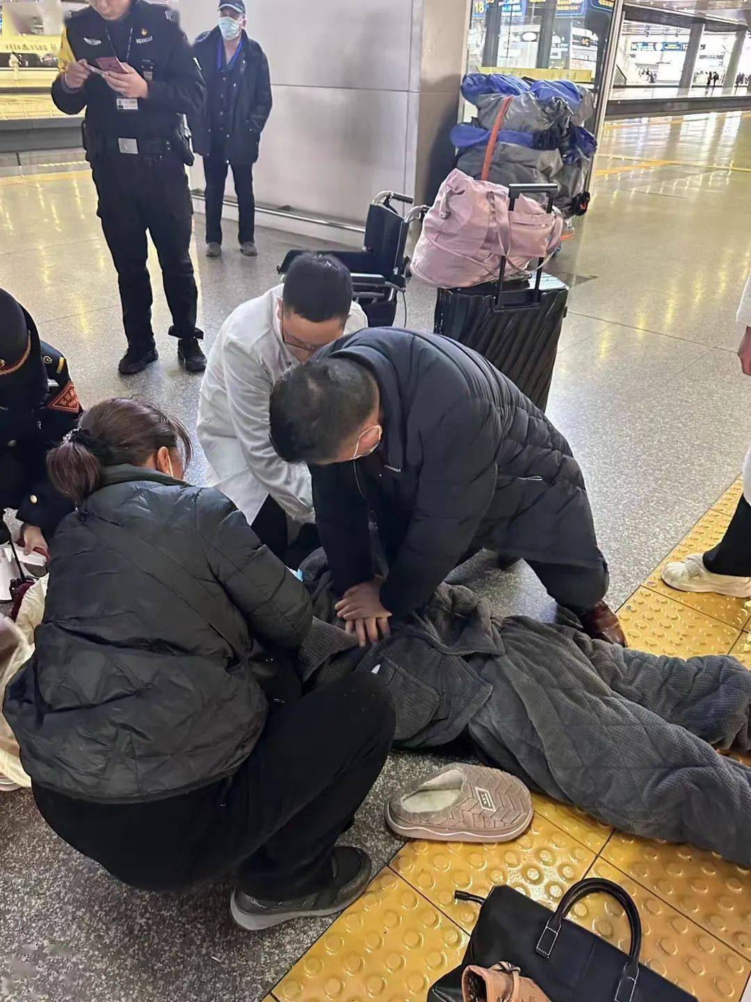 高铁站心跳骤停,丽水2名医护人员硬核救援_季卫平_王洁_患者