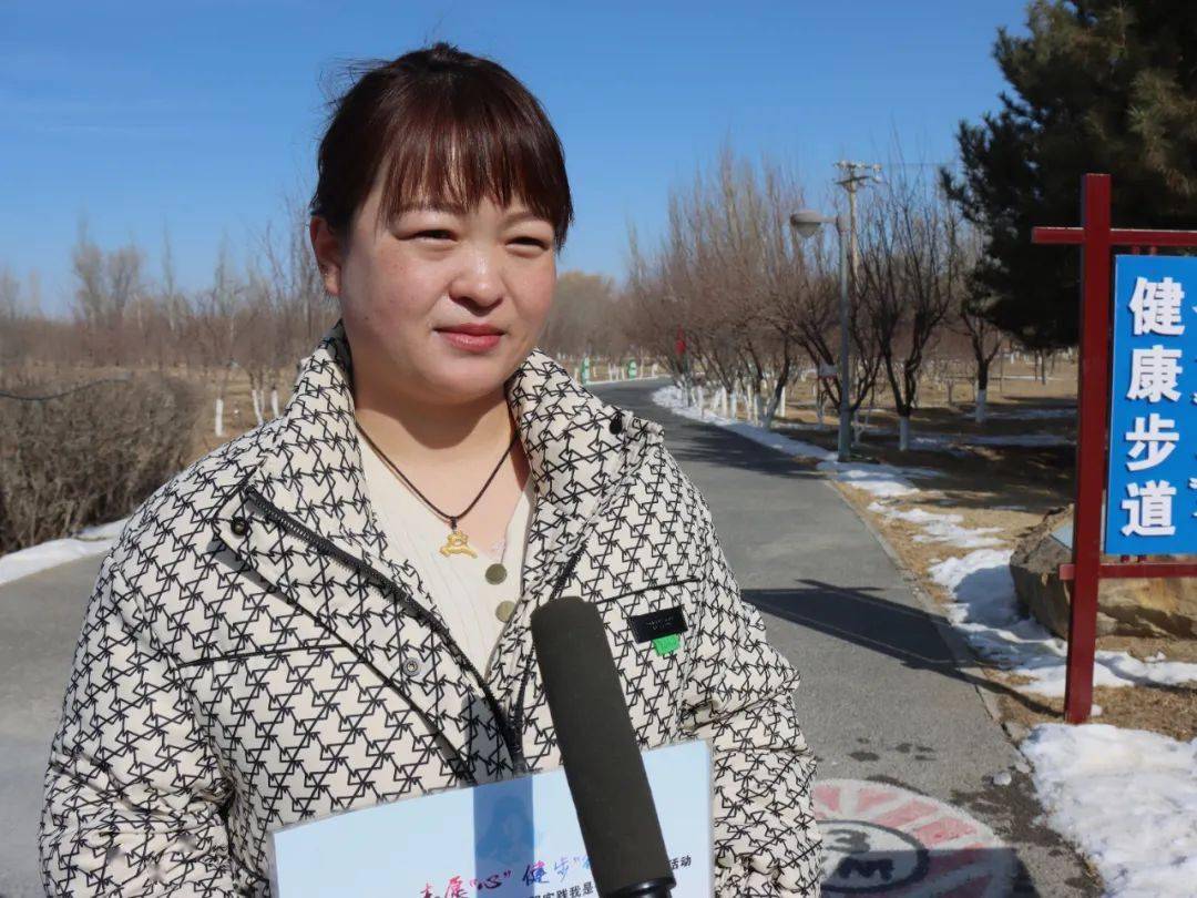 活动参与者  陈娜这次"学雷锋 健步行"活动,我带着孩子一起来参加,让