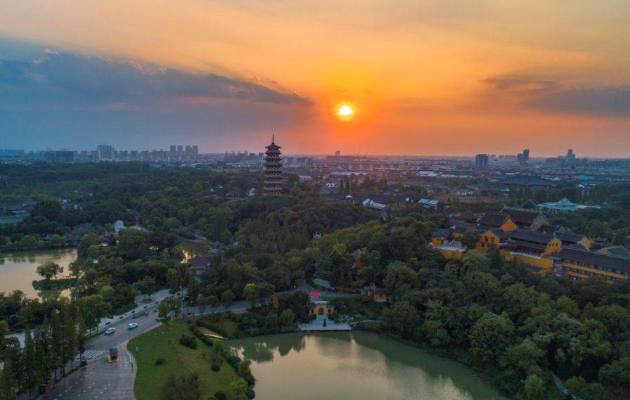 5平方公里,东临运河,南接扬州明清古城,毗邻5a级瘦西湖景区,交通区位