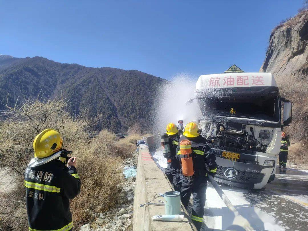 半挂油罐车掉下图片