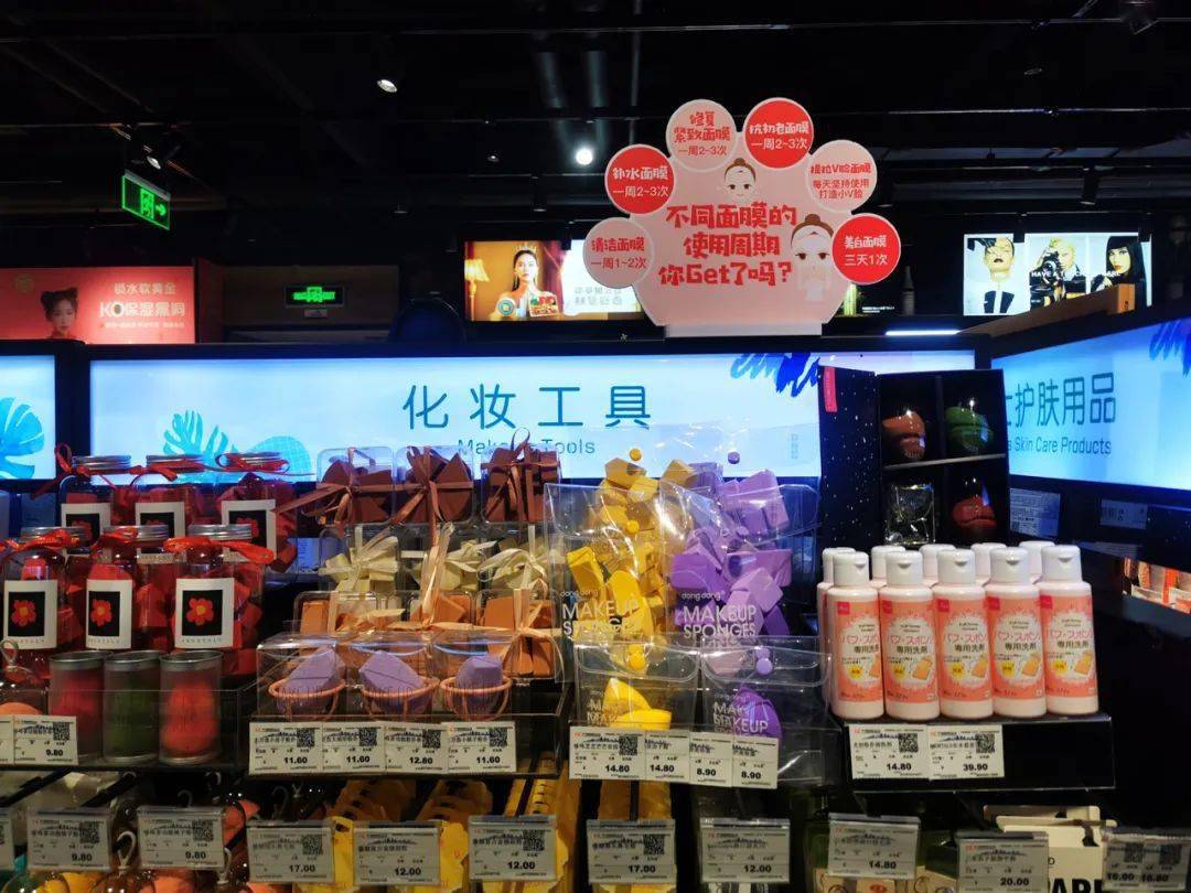 关联陈列让商品活起来在水产区增加火锅季的氛围和丰富的关联商品.生