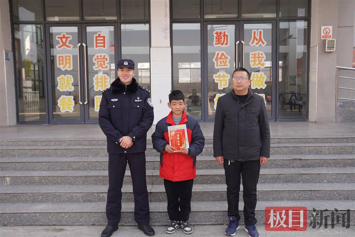 来到袁冲乡小学,在全校900余名师生面前,为六年级5班胡飞龙同学颁发"