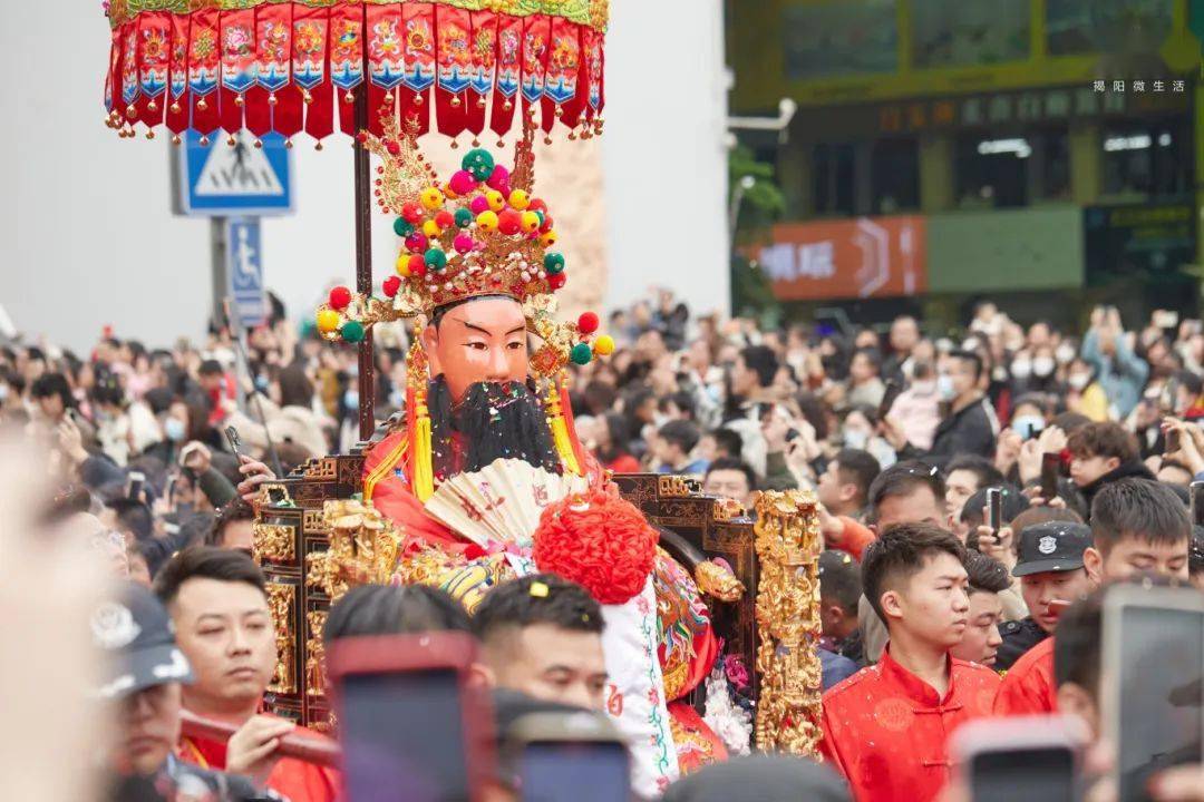 全城沸腾今日揭阳城隍庙伯府大人出巡现场人潮如涌很是壮观
