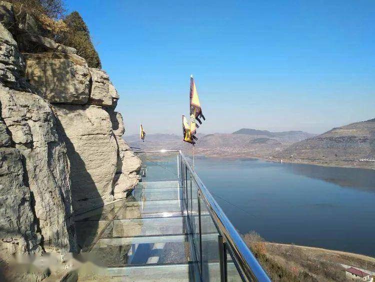 紧濒境内惟一的中型水库——周村水库,北临国家森林公园——抱犊崮,西