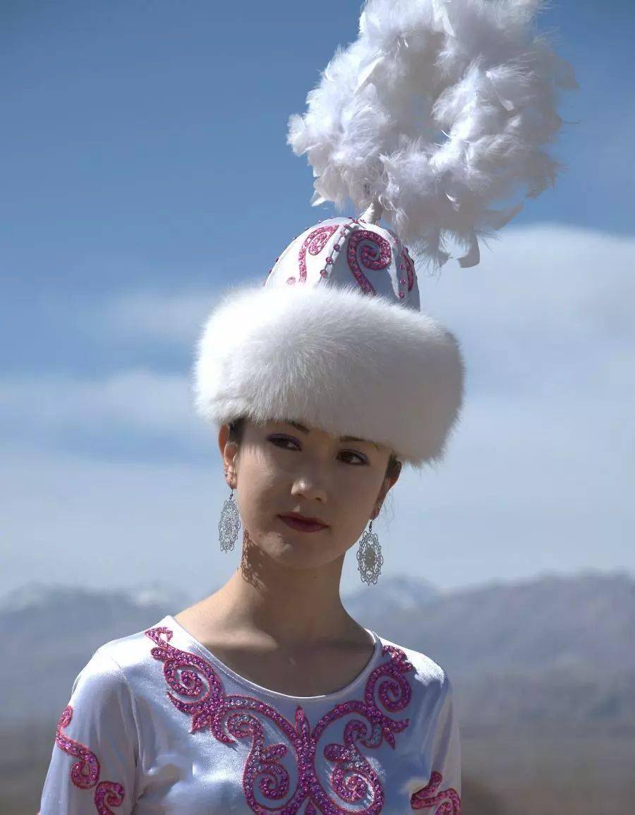 这里的蒙古族美女如云这里的满族勇敢智慧这里的锡伯族巾帼不让须眉