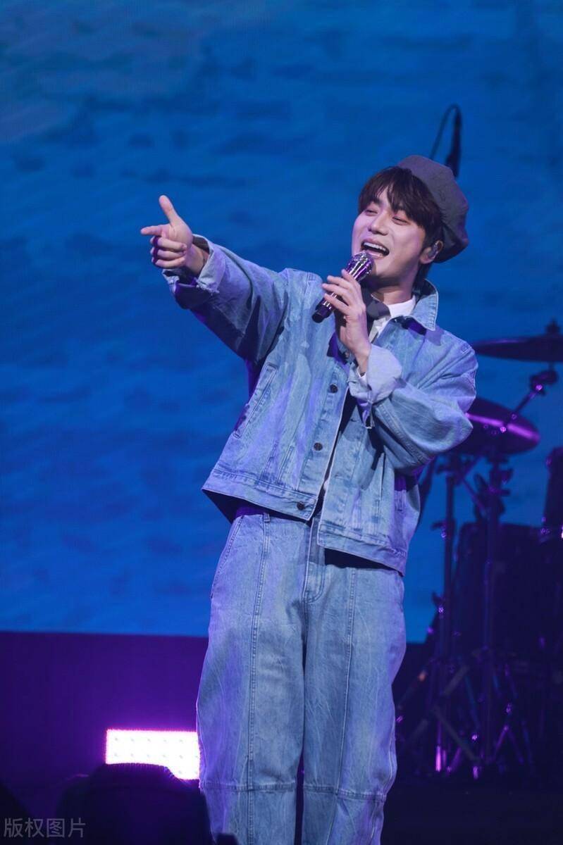 37岁的陆虎出生于河南省周口市,他是内地流行乐男歌手,影视演员,作词