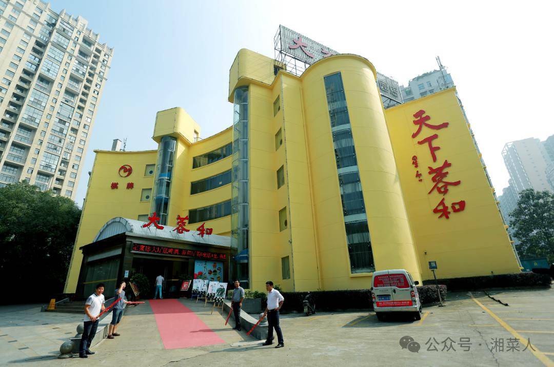 以乌龟甲鱼为主打菜档次较高的青莲酒家,以瓦缸系列菜为特色的潭州