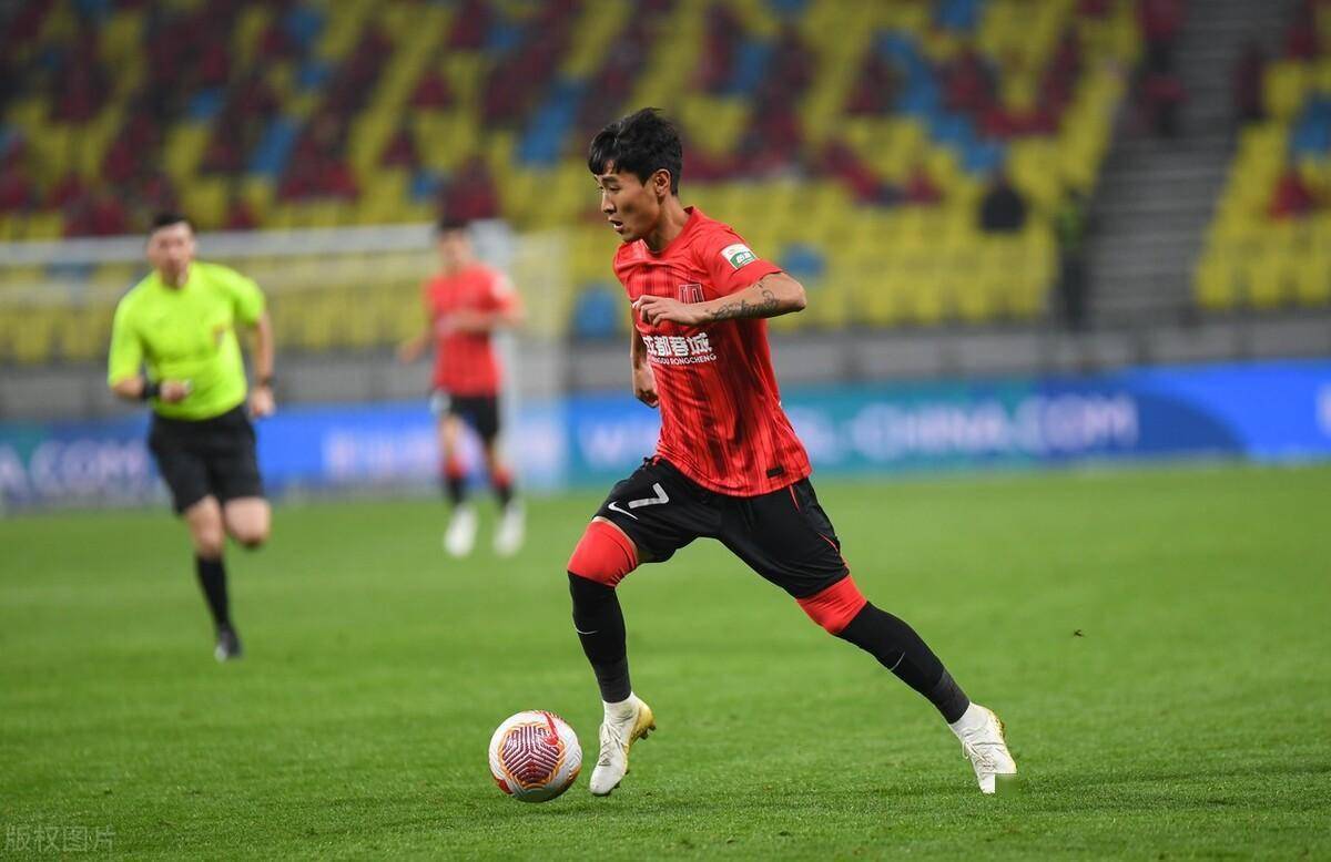 再现国足球员停球3米远,但没像王燊超一样被骂,还被点赞_韦世豪_球迷