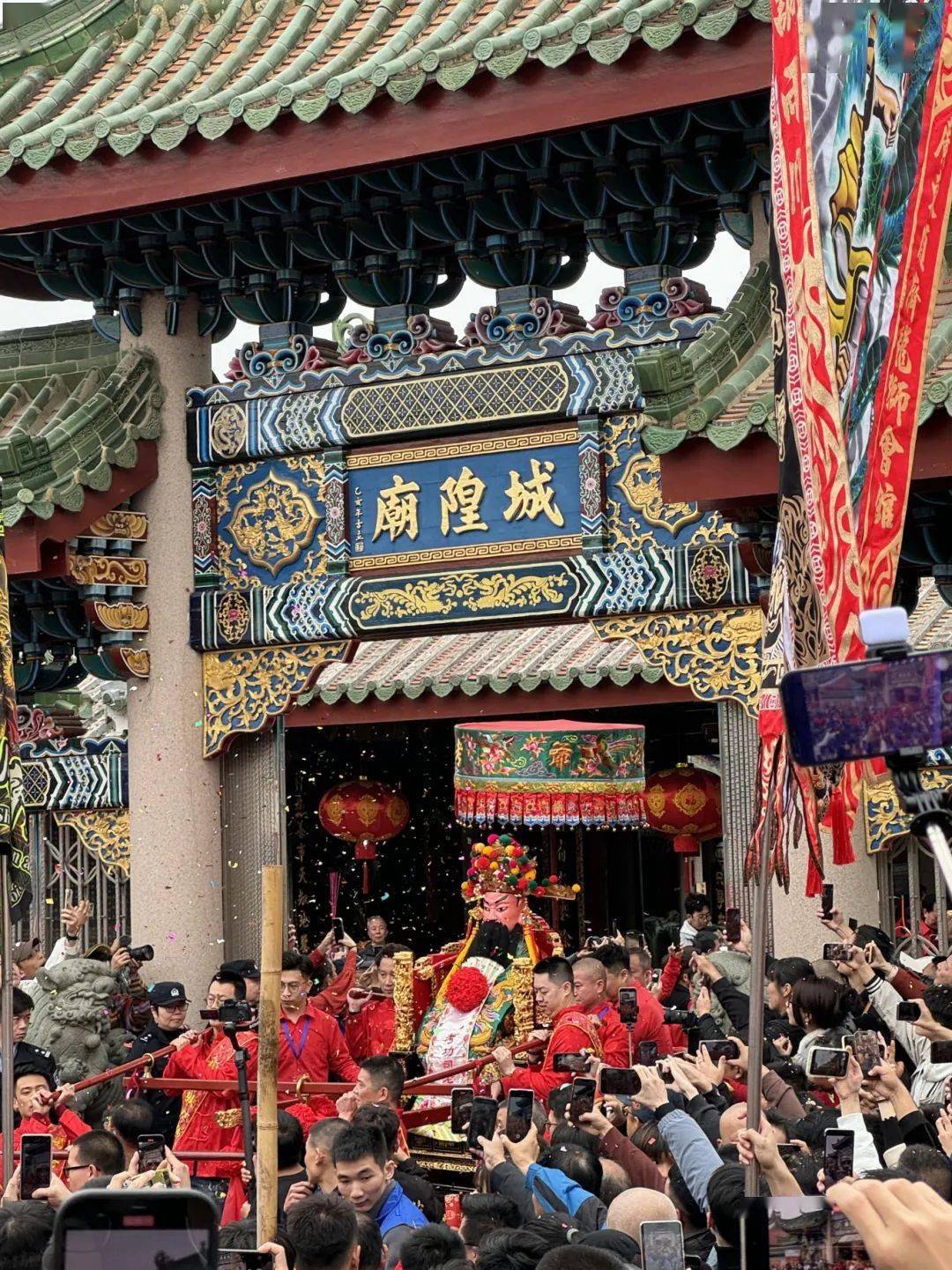 巡游队伍从城隍庙出发:城隍庙——衙前街——进贤门——东门——下围
