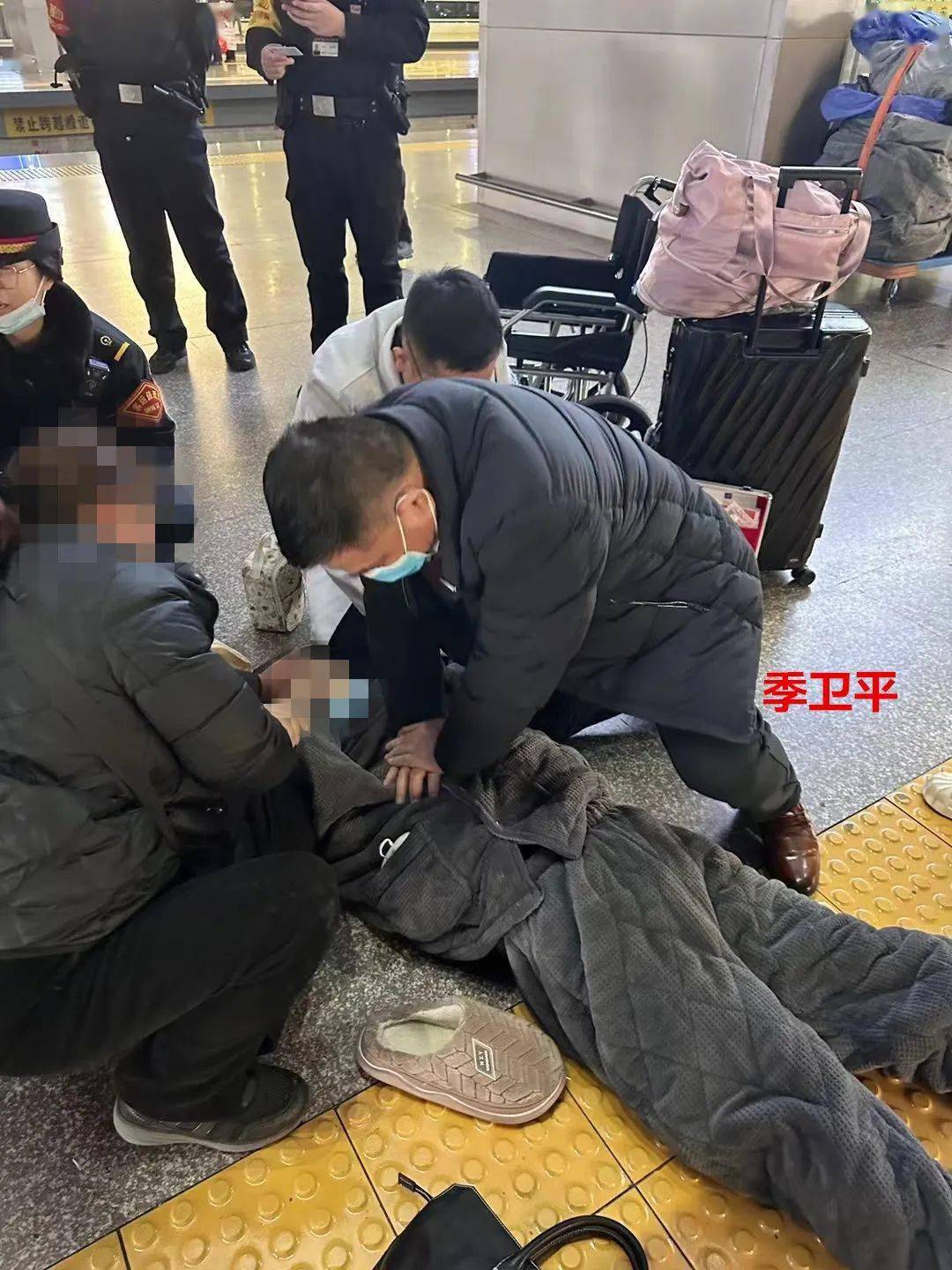 两名丽水医务人员出手救人_季卫平_王洁_患者