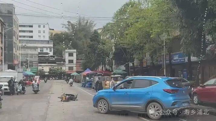 浦北商业街路口车祸摩托车被小车撞翻