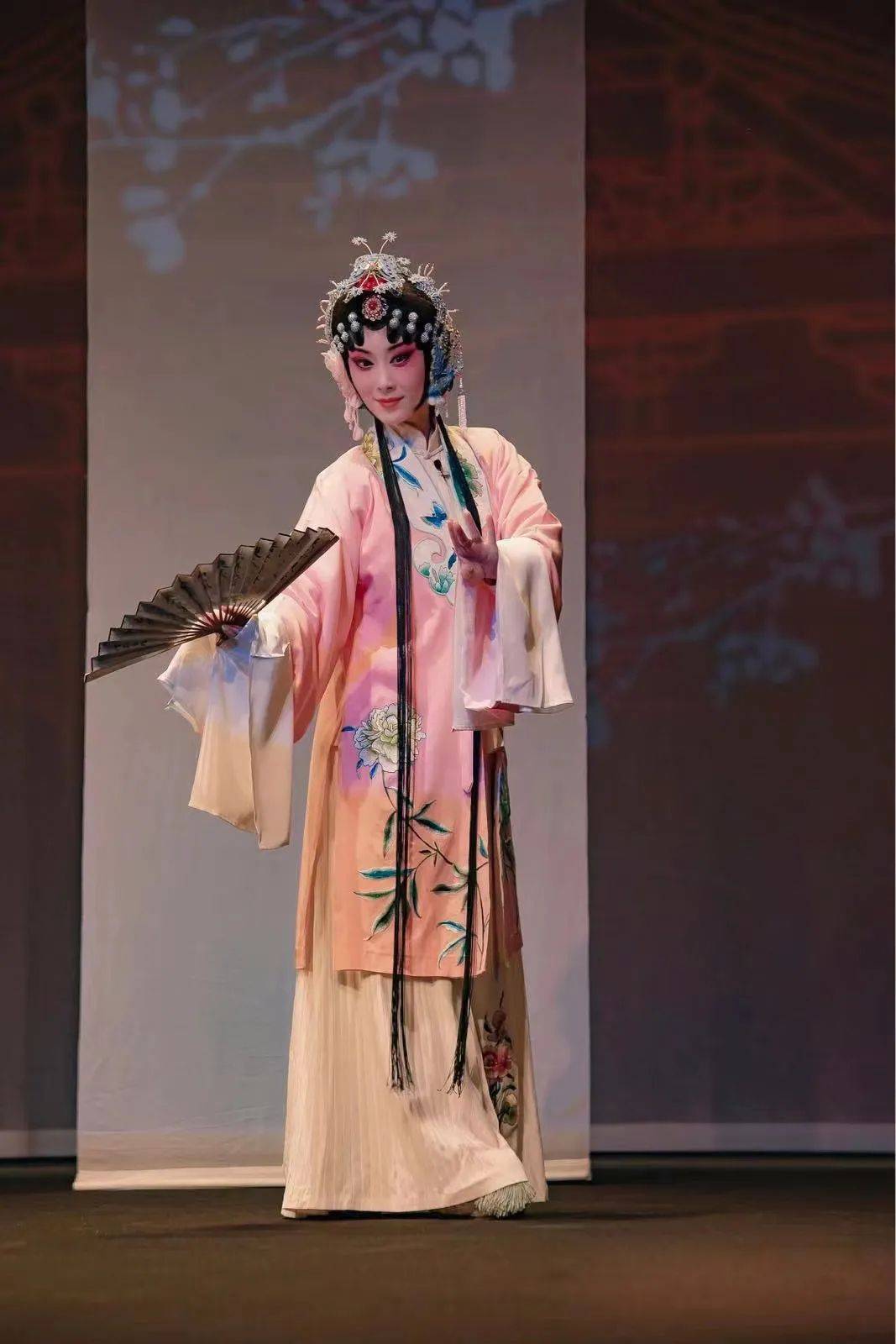 师从吴美玉,赵国真,张丽珠等,2003年拜著名昆剧表演艺术家梁谷音为师.