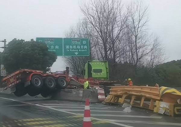 高速往江苏方向高速主线转g1503上海绕城高速匝道处发生一起单车事故